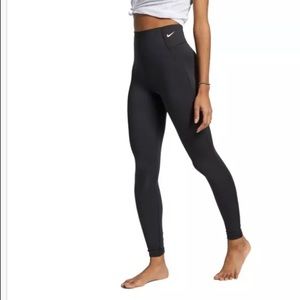 Nike Women’s Sculpt Victory Tight Leggings